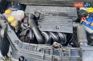 Хэтчбек Ford Fusion 2003 в 