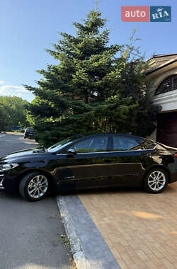 Седан Ford Fusion 2019 в 