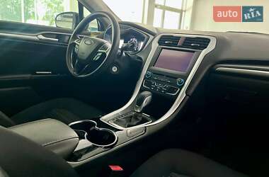 Седан Ford Fusion 2016 в 