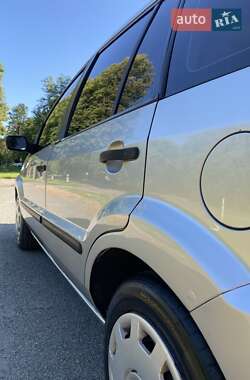 Хэтчбек Ford Fusion 2003 в 