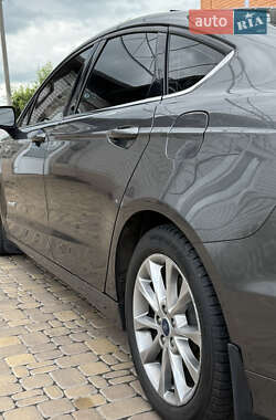 Седан Ford Fusion 2016 в 