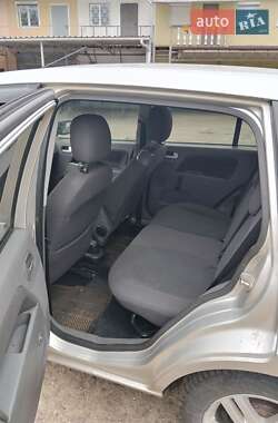 Хэтчбек Ford Fusion 2003 в 