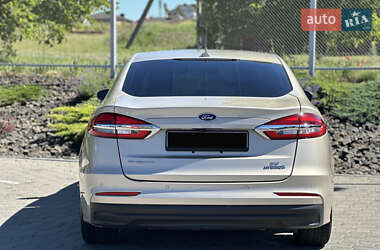 Седан Ford Fusion 2019 в 