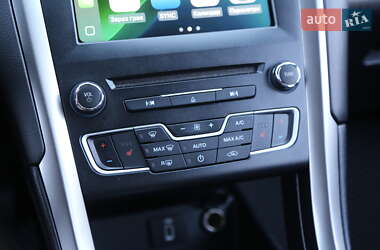 Седан Ford Fusion 2016 в 