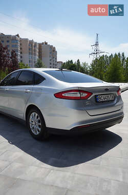 Седан Ford Fusion 2016 в 