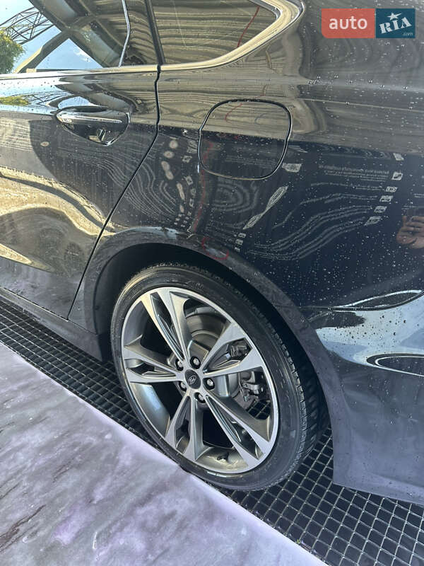 Седан Ford Fusion 2019 в Львові