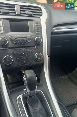 Седан Ford Fusion 2016 в 