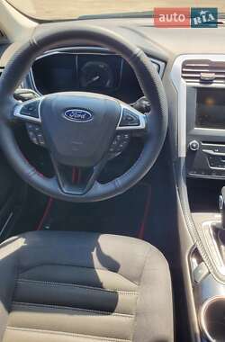 Седан Ford Fusion 2013 в 