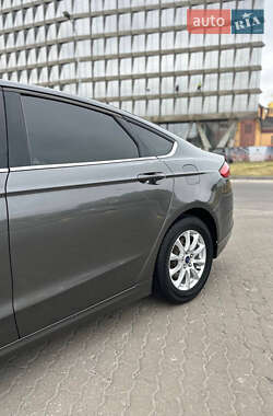 Седан Ford Fusion 2016 в 