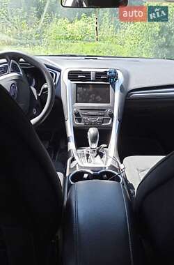 Седан Ford Fusion 2016 в 