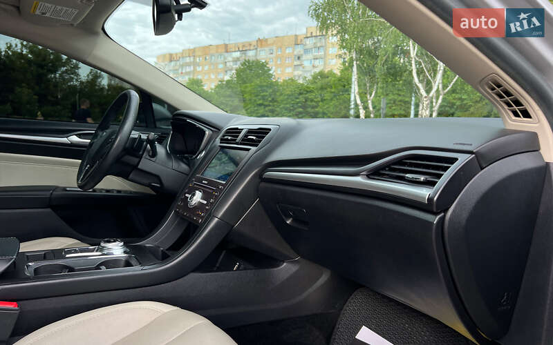 Седан Ford Fusion 2018 в Львові