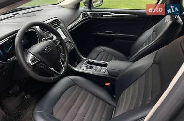 Седан Ford Fusion 2017 в 