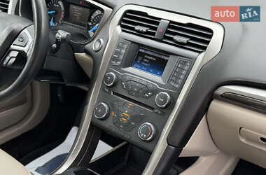 Седан Ford Fusion 2016 в 