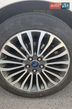 Седан Ford Fusion 2016 в 