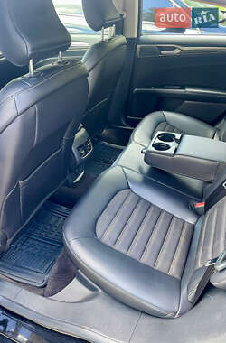 Седан Ford Fusion 2017 в 