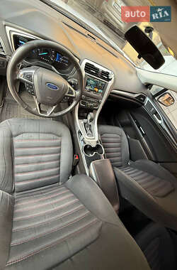 Седан Ford Fusion 2015 в 