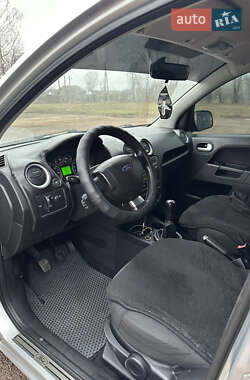 Хэтчбек Ford Fusion 2010 в 