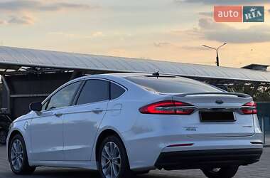 Седан Ford Fusion 2019 в 