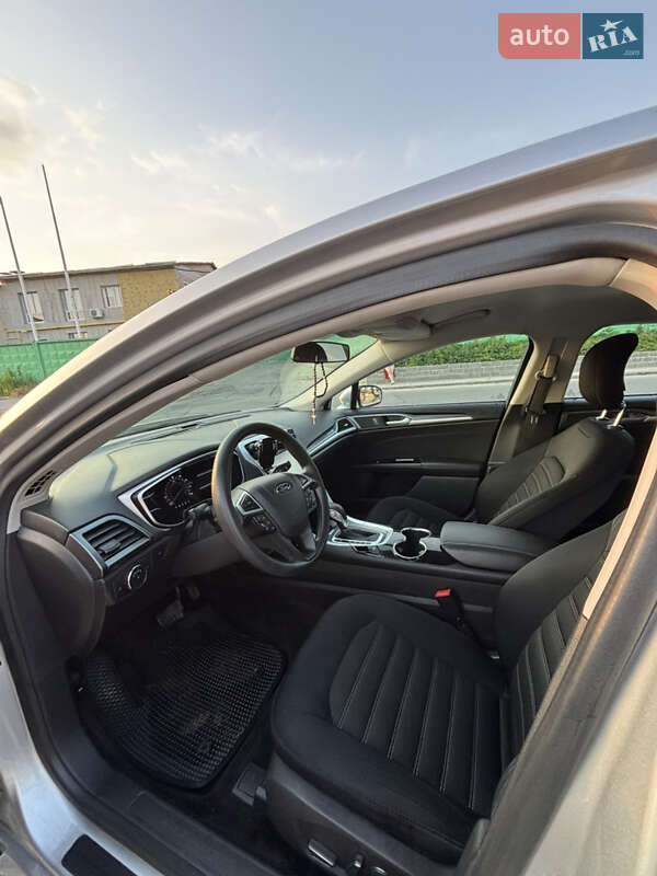 Седан Ford Fusion 2014 в Бучі