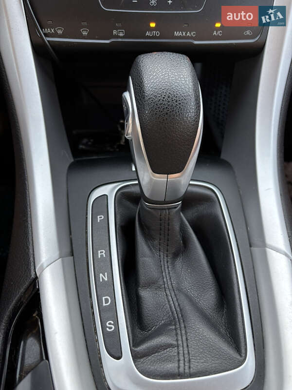 Седан Ford Fusion 2014 в Бучі