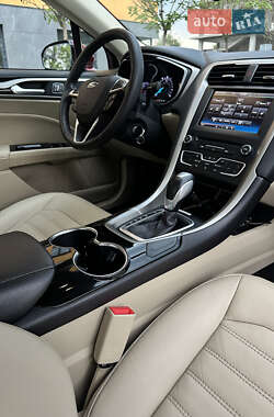 Седан Ford Fusion 2015 в 
