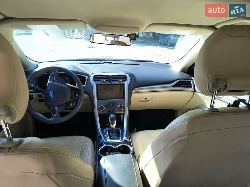 Седан Ford Fusion 2015 в Коростене