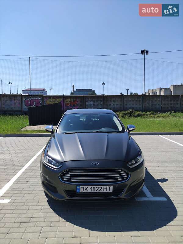 Седан Ford Fusion 2015 в Ровно
