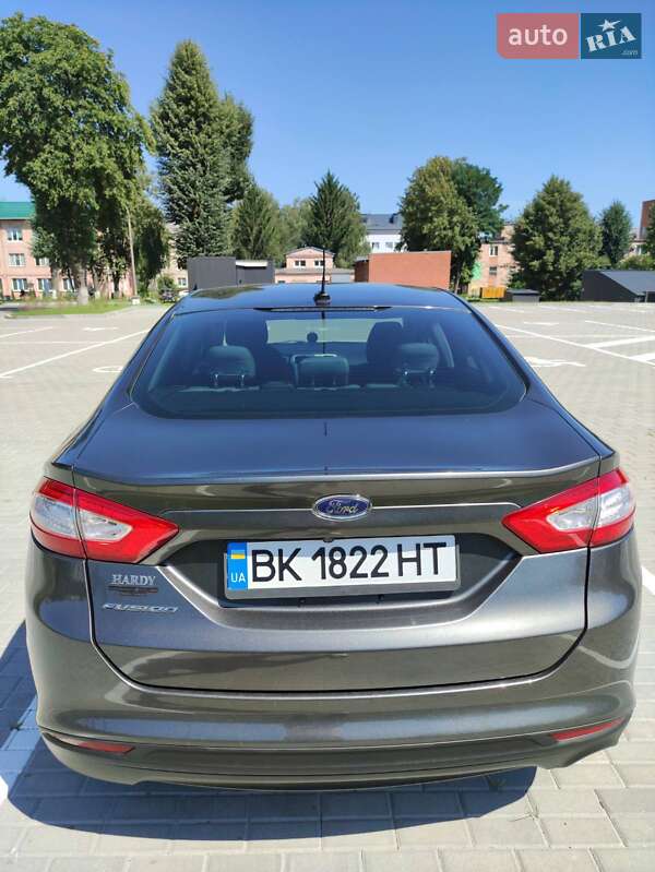 Седан Ford Fusion 2015 в Ровно