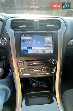 Седан Ford Fusion 2017 в 