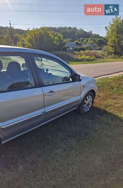 Хэтчбек Ford Fusion 2010 в 