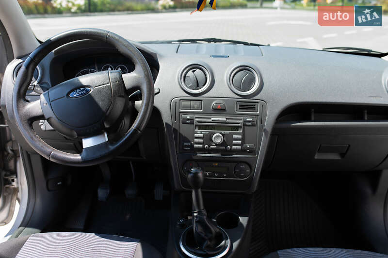 Хэтчбек Ford Fusion 2011 в Львове
