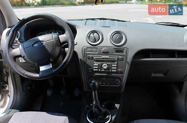 Хэтчбек Ford Fusion 2011 в 