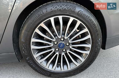 Седан Ford Fusion 2016 в 