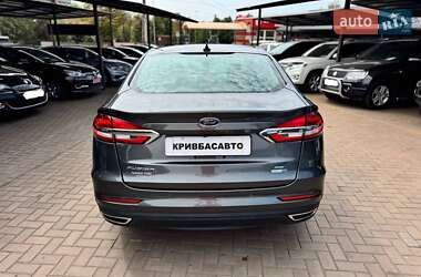 Седан Ford Fusion 2019 в 