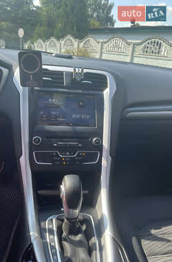 Седан Ford Fusion 2015 в 