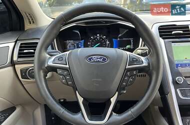 Седан Ford Fusion 2016 в 