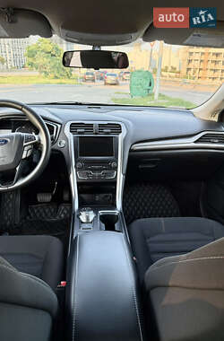 Седан Ford Fusion 2017 в 