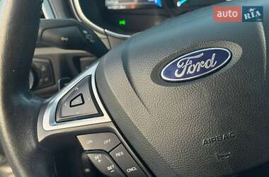 Седан Ford Fusion 2015 в 