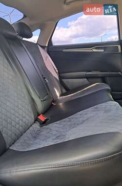 Седан Ford Fusion 2016 в 