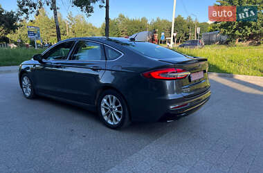 Седан Ford Fusion 2019 в 