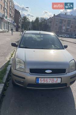 Хэтчбек Ford Fusion 2004 в 