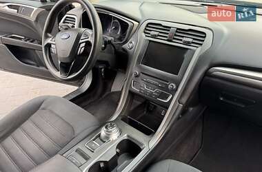 Седан Ford Fusion 2016 в 