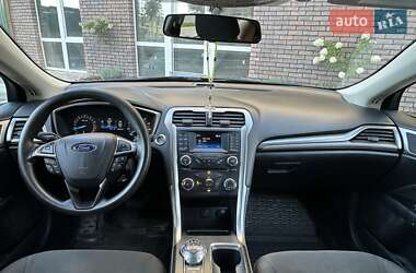 Седан Ford Fusion 2016 в 