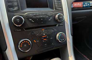 Седан Ford Fusion 2016 в 