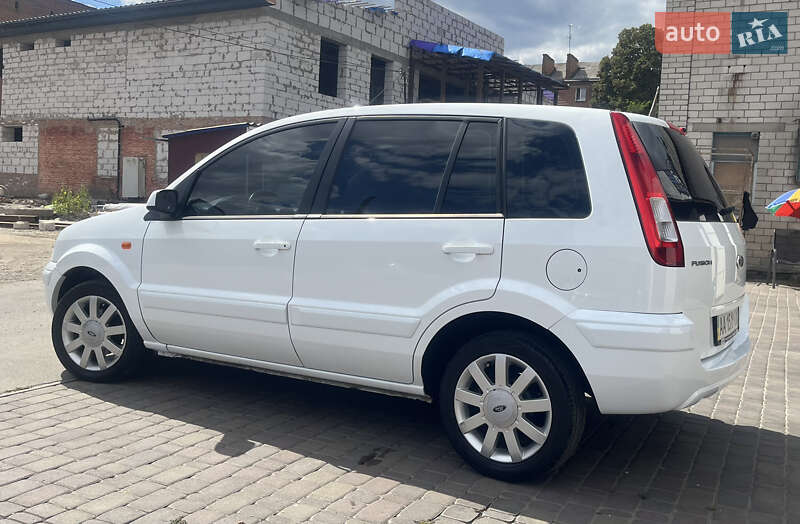 Хэтчбек Ford Fusion 2010 в 