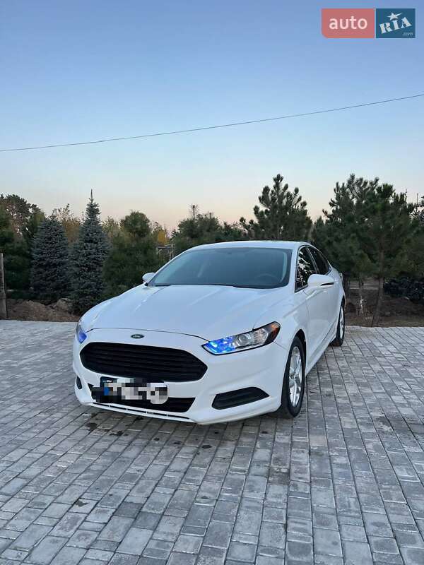 Седан Ford Fusion 2015 в 