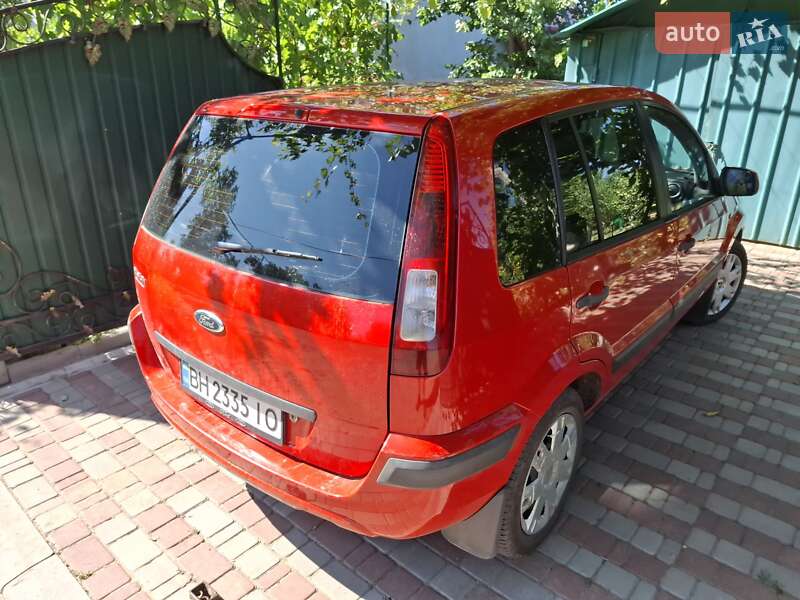 Хэтчбек Ford Fusion 2011 в 