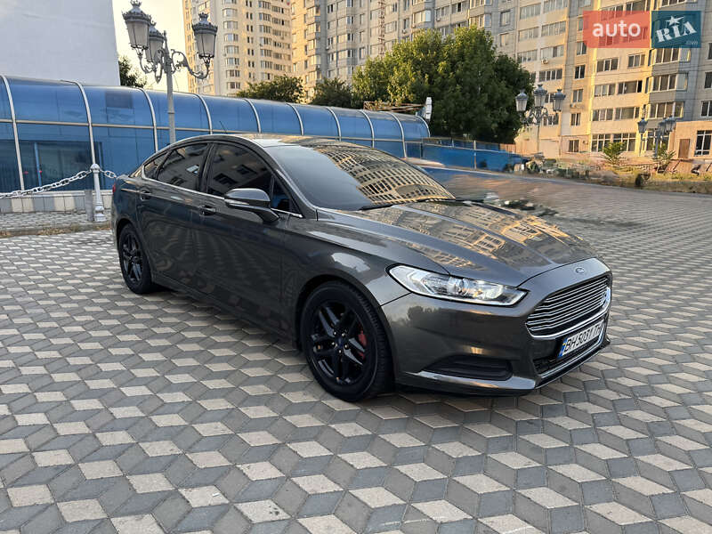 Седан Ford Fusion 2015 в 