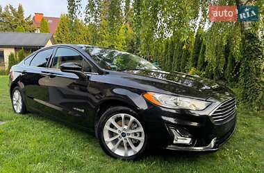 Седан Ford Fusion 2019 в 