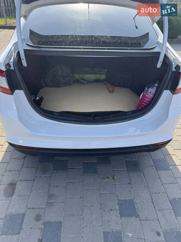 Седан Ford Fusion 2015 в Рудки